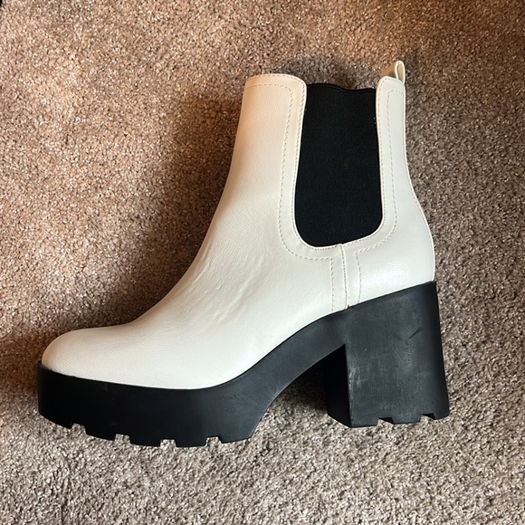 🦋SHEIN Heeled Booties🦋 - Picture 2 of 7